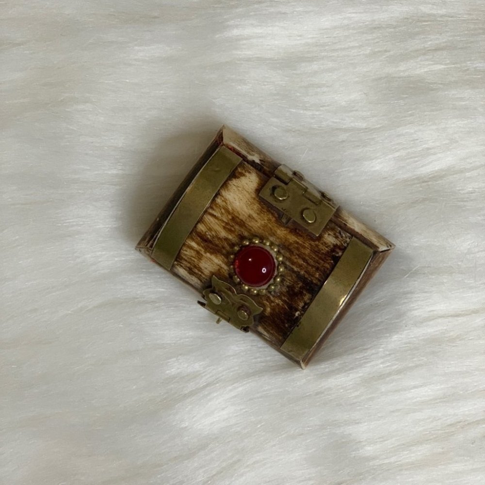 Vintage MINI TREASURE BONE BOX MINI GEM STUDDED BRASS WOOD | RED FABRIC LINING - Picture 5 of 7